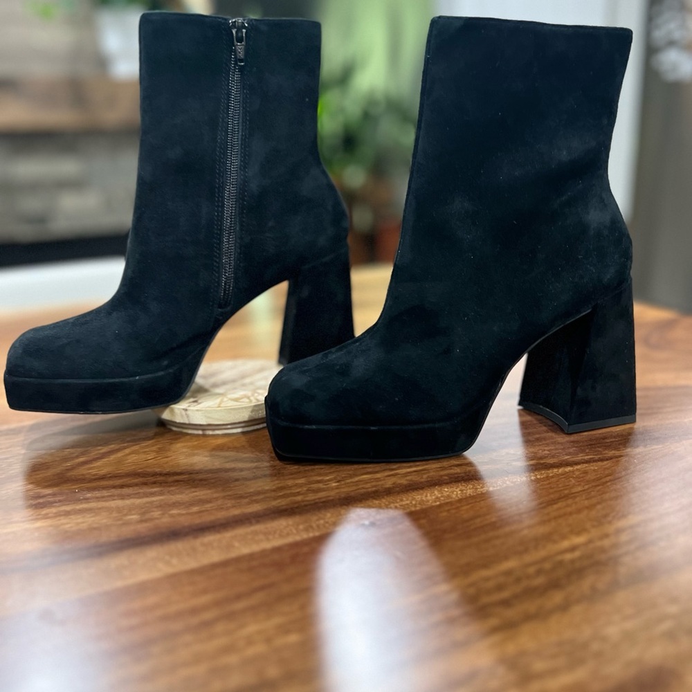 Gianni Bini Black Heeled Boots Sleek Suede Design